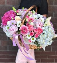 Цветочная композиция из Розы, Хризантемы, Пионы и Лизиантусы в корзине в Лоскутово